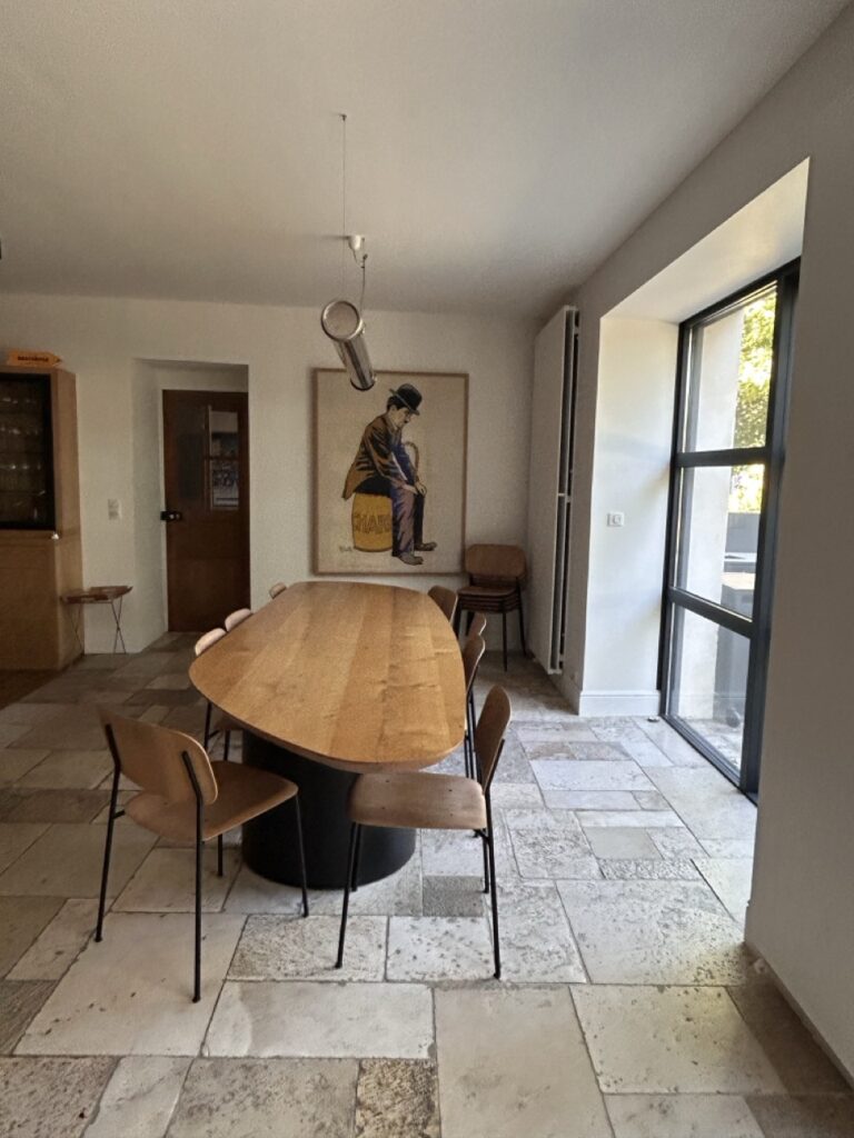 Salle à manger et verrière sur le jardin