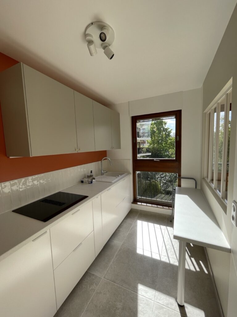 Cuisine — vue sur la verdure