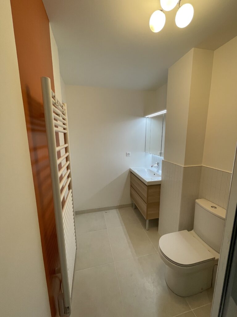 Salle de bains — sèche-serviettes et vanité chêne