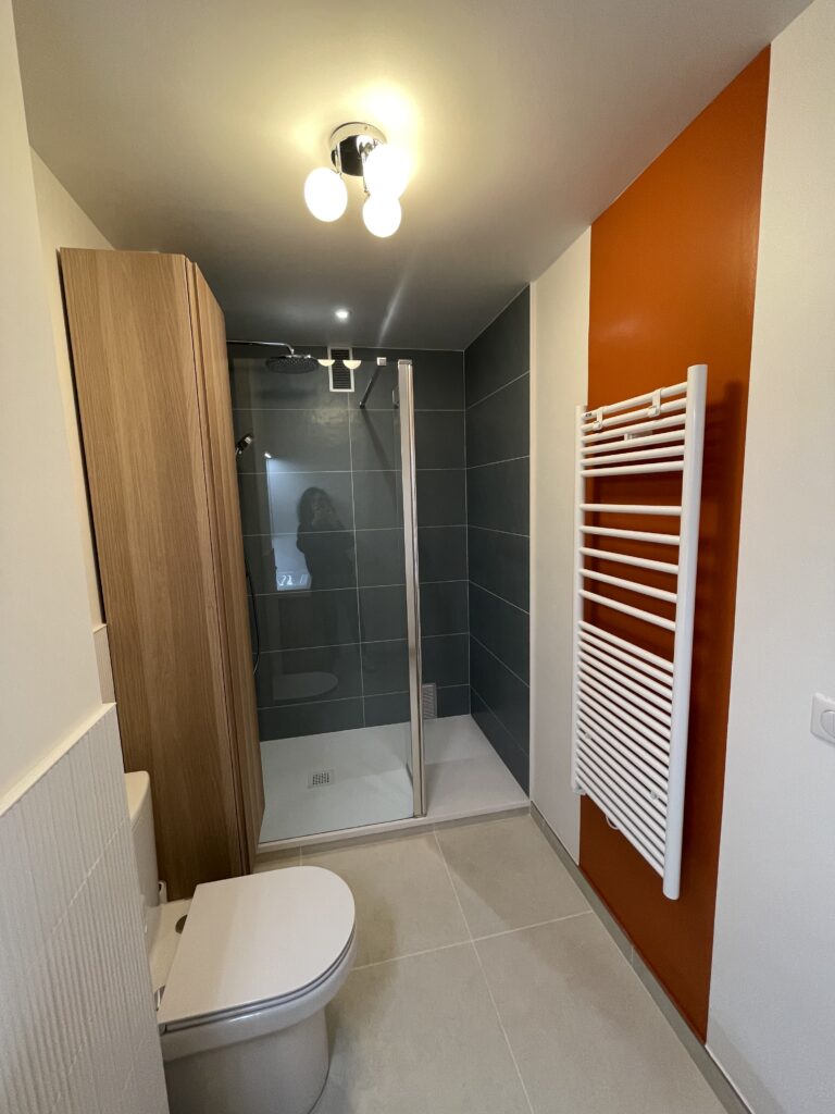 Salle d'eau — douche ardoise