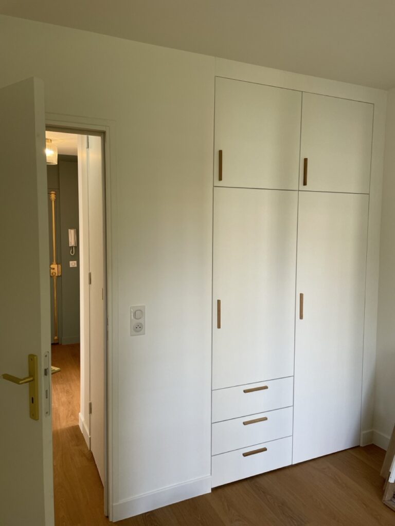 Entrée — porte sauge et serrurerie laiton