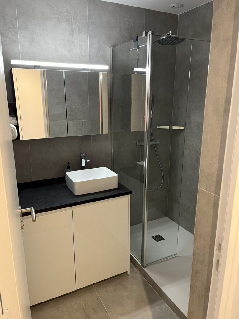 Miroir éclairé et robinetterie